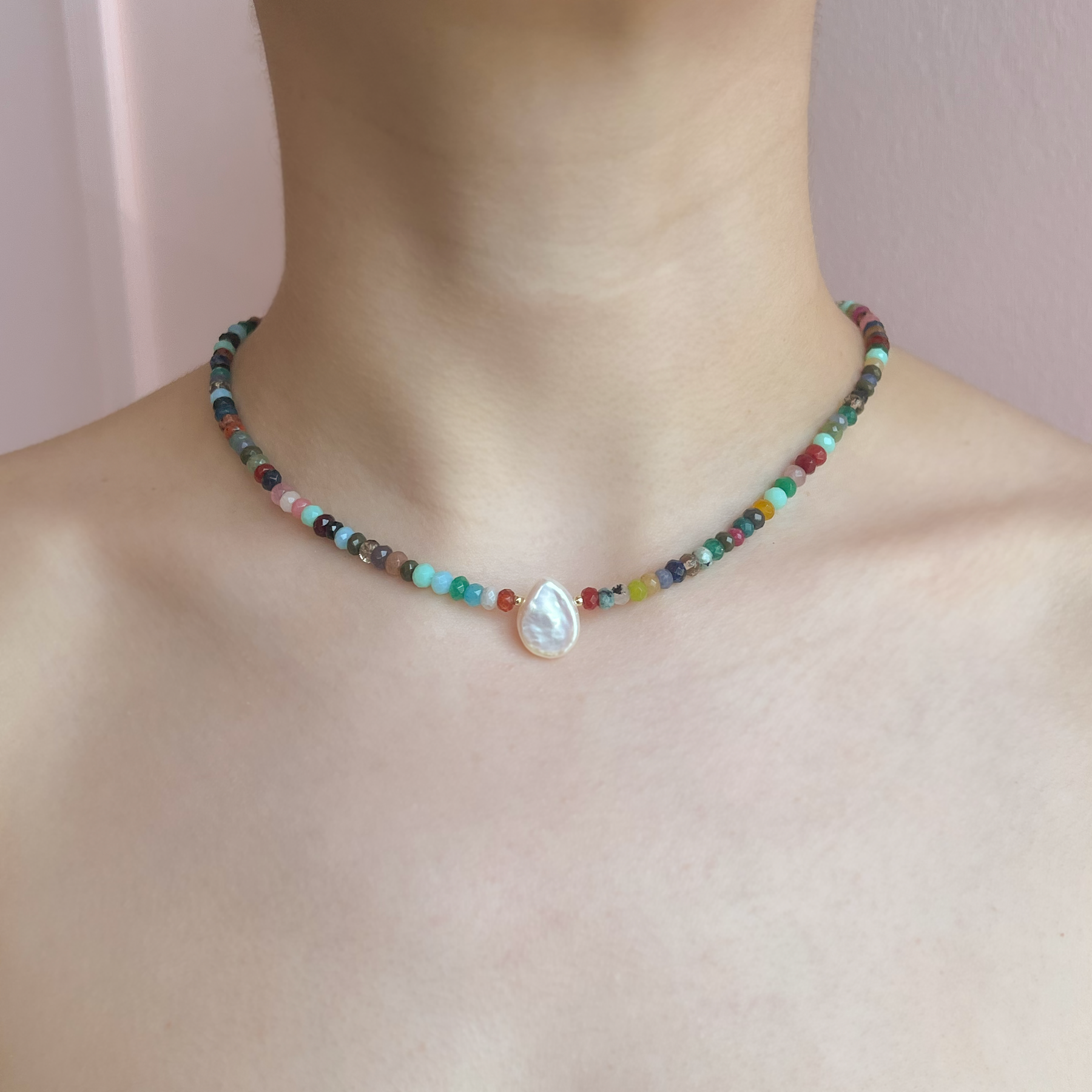 Collar con Cuentas de Colores y Perla