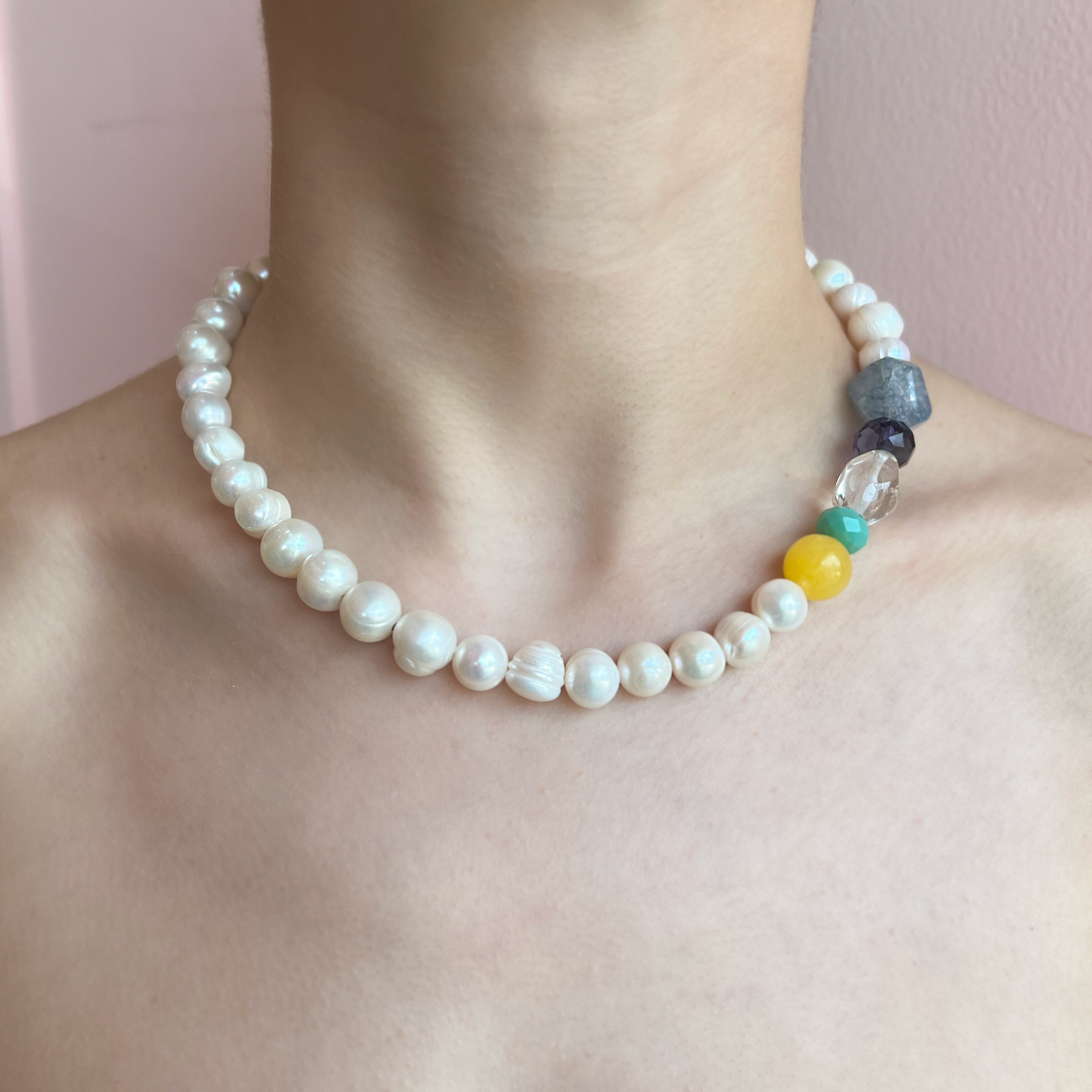 Collar de Perlas con Piedras de Colores